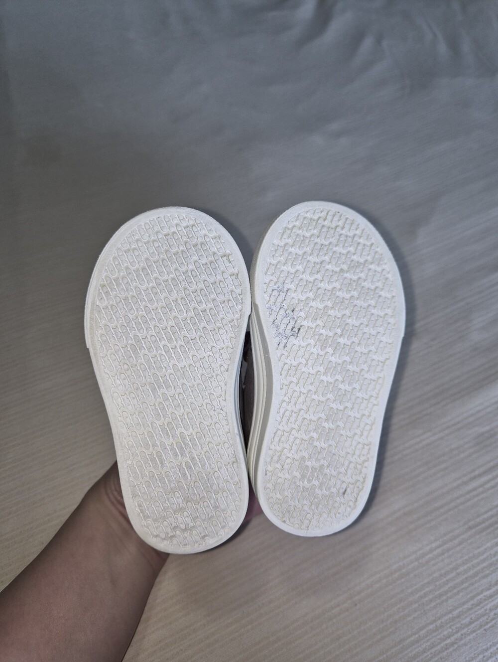 OshKosh B'gosh Gray Velcro Shoes - Kids Size 4 - Great Condition - Picture 5 of 8